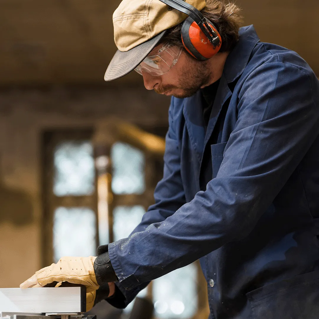 NetSuite for Manufacturing – Male manufacturing worker Male manufacturing worker